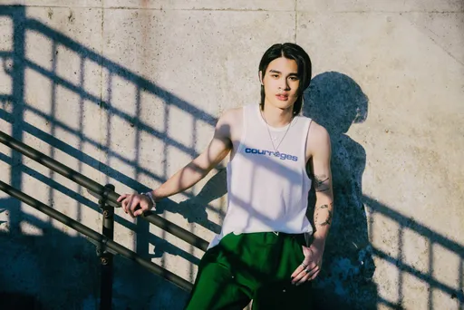 男歌手拍MV被公司惡整 故作鎮定嘆「待宰羔羊看清這人心險惡的世界」