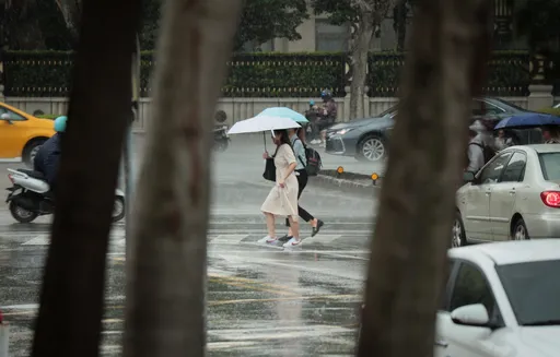 午後大雷雨來襲！金曲走紅毯要小心　8縣市高溫警戒破36°C