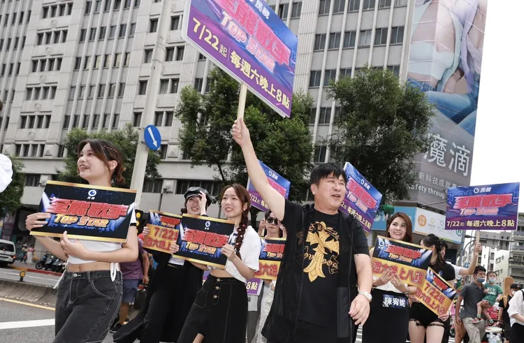 胡瓜（中）今午帶參賽選手上台北東區宣傳新節目。民視提供