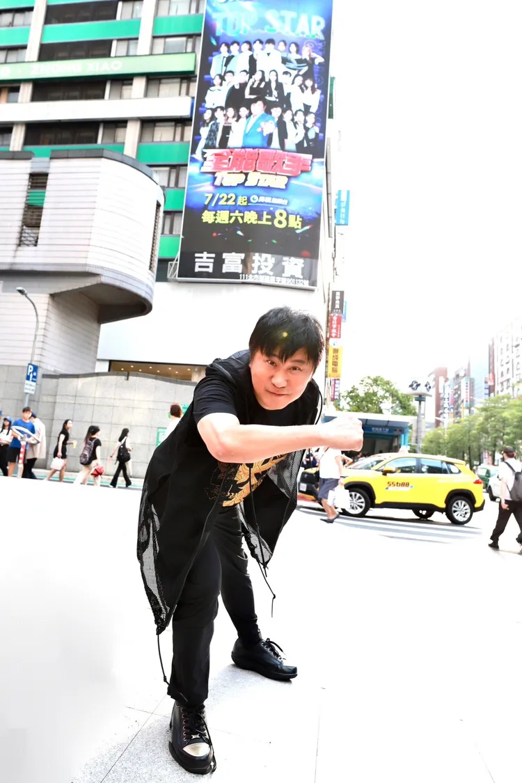 胡瓜和自己的超大LED電視牆合體宣傳。民視提供