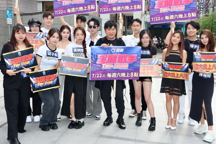 胡瓜（中）和民視《全能歌手》參賽者，在東區明曜百貨前大合照。陳建岐攝