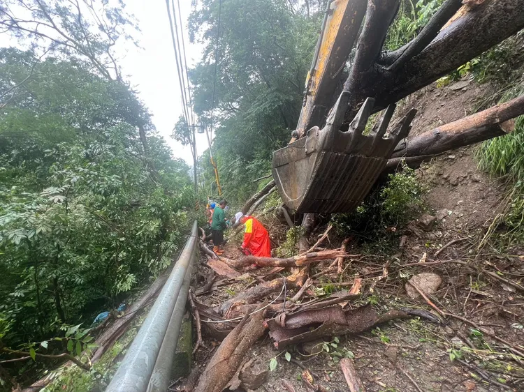 公所與台電公司配合搶修電路，目前12:55已復電。原民會提供