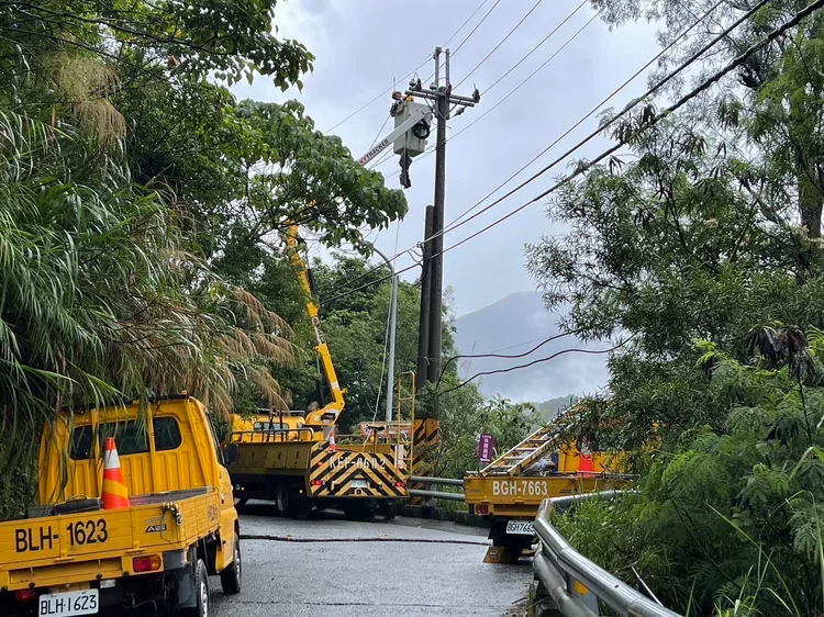 公所與台電公司配合搶修電路，目前12:55已復電。原民會提供