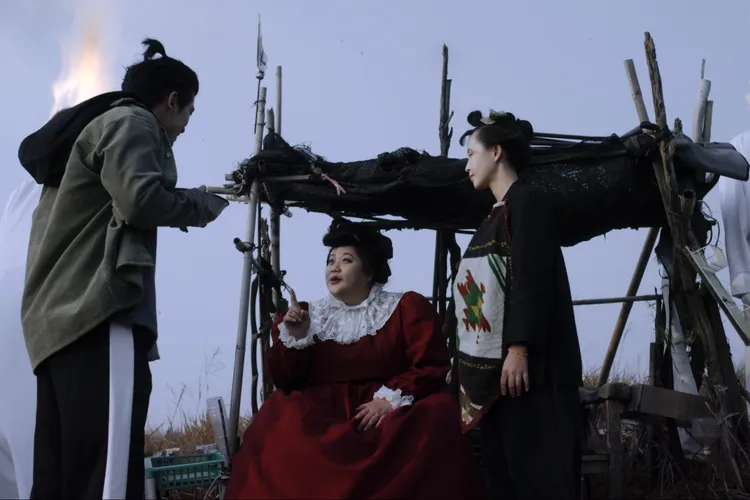 林哲熹（左）與地獄第一殿的「孟婆」蔡嘉茵（中）有精彩對手戲。風起娛樂提供