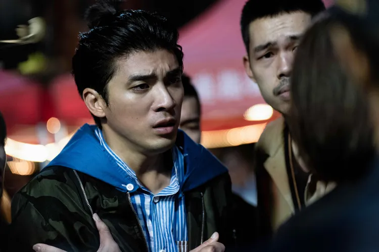 林哲熹（左）劇中焦急趕赴遊覽車翻覆失事現場。風起娛樂提供