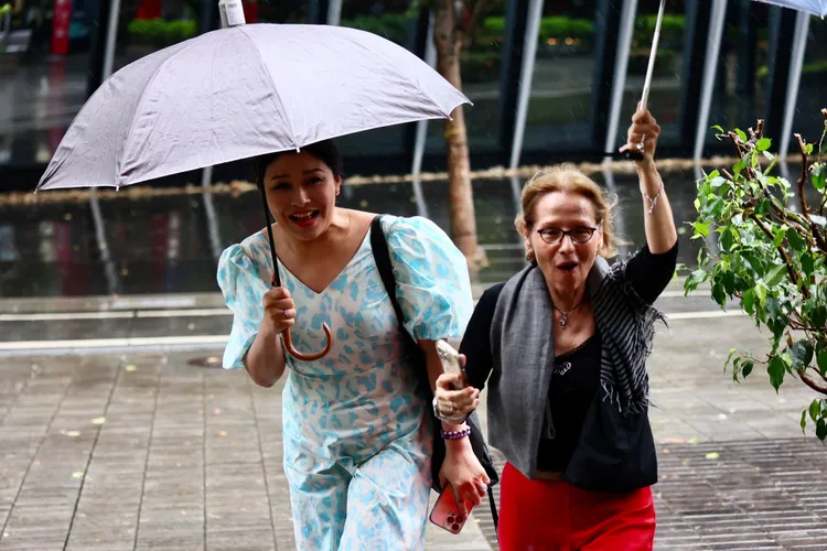 話題女王嚴淑明在颱風襲台前抵台宣傳新單曲。彭欣偉攝