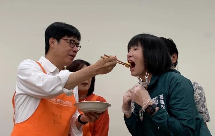 市長陳其邁餵食議員鄭孟洳吃毛孩餐點。翻攝自康裕成臉書
