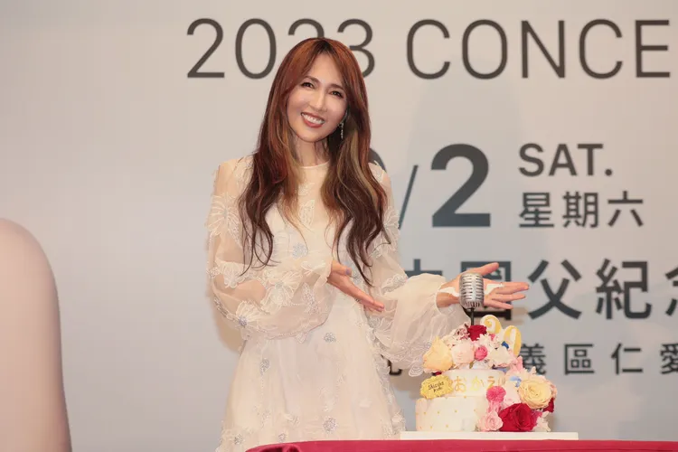工藤靜香看到翻糖蛋糕很開心。彭欣偉攝