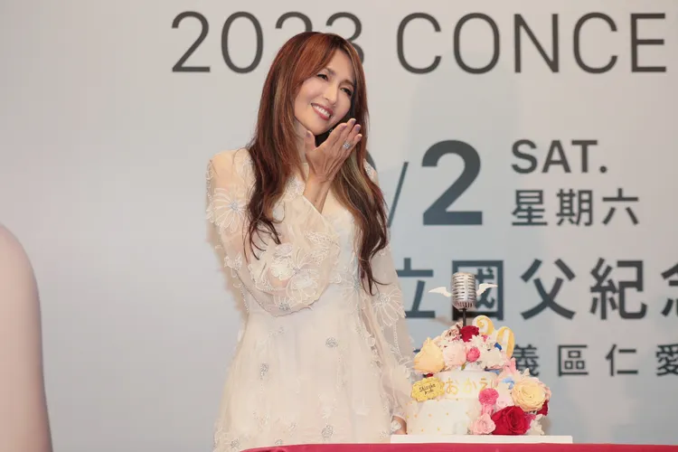 工藤靜香頻頻放送飛吻。彭欣偉攝