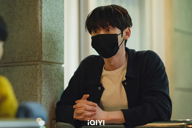 黃旼炫戲裡前半段戴著口罩示人。愛奇藝國際站提供