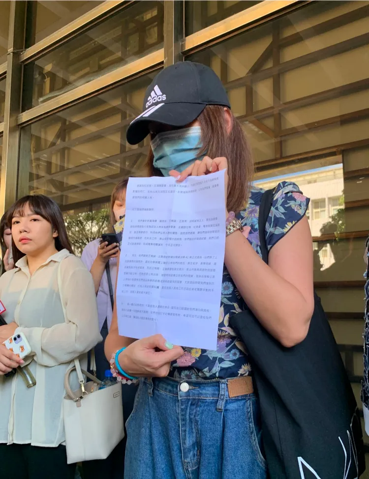 幼保員何女(右)到台北地檢署控告王婉諭等5人。丁牧群攝