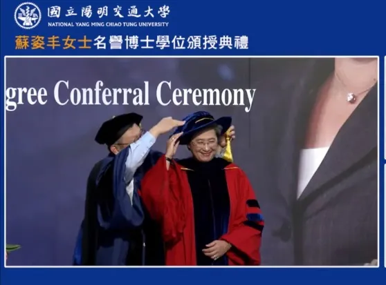蘇姿丰領取陽明交大榮譽博士學位。翻攝NYCU國立陽明交通大學的YouTube