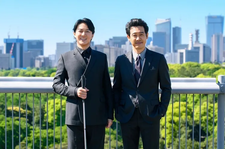 福山雅治（左）和大泉洋在《Last Man-全盲搜查官-》的演出叫好叫座，也都在男星廣告身價前段班。翻攝LASTMAN_tbs推特