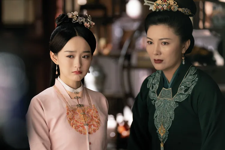 八大電視《錦心似玉》何泓姍（左）詮釋惡女角色，設詭計陷害譚松韻。八大提供