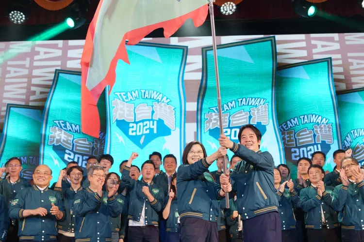 蔡英文與賴清德共同揮旗，展現接棒意象。民進黨提供