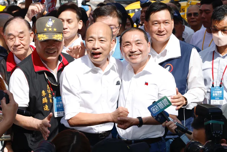 新北市長侯友宜（右）、高雄市前市長韓國瑜（左）。林林攝