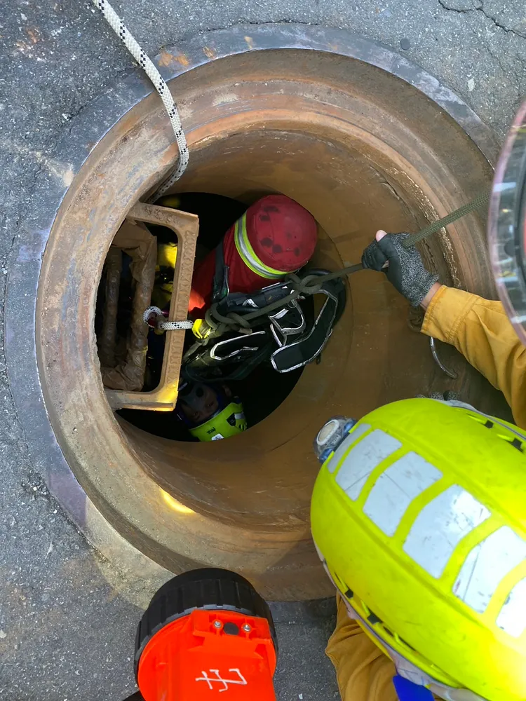 工人進行下水道污水漏水試驗時掉落立坑。民眾提供