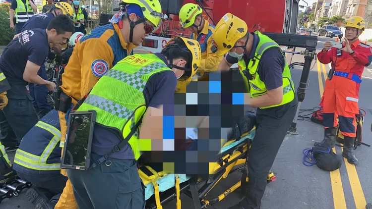 消防人員救出受困工人送醫搶救。民眾提供