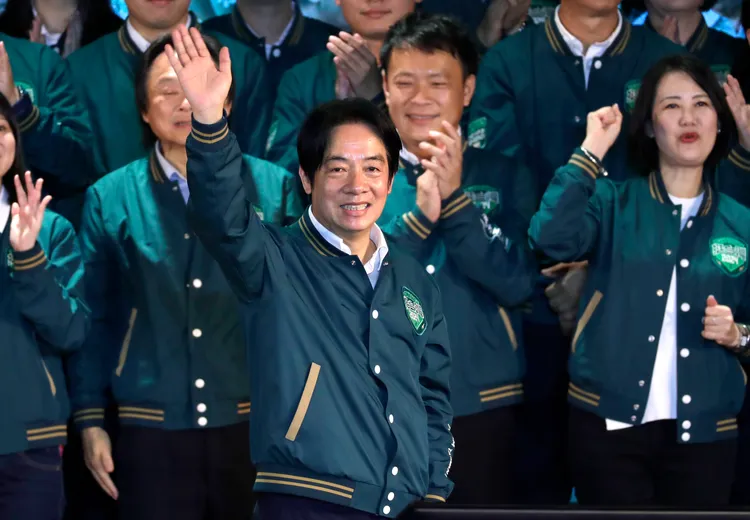 副總統賴清德（中）將出席巴拉圭總統當選人潘尼亞8月15日就職典禮，並會依循過去慣例，安排在美國過境。美聯社