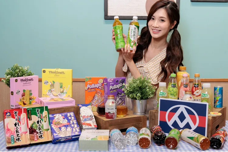 全聯福利中心今夏再度推出「飲料冰品積分樂」活動，祭出指定商品買1送1等優惠。全聯提供