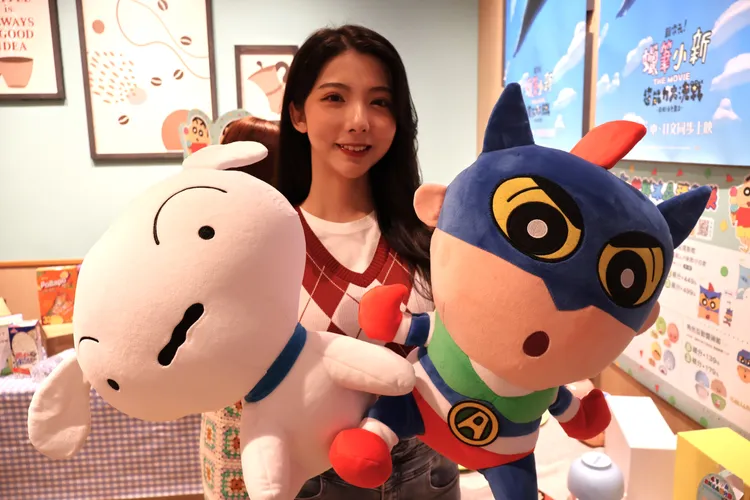 動感超人小新和寵物小白的玩偶抱枕，是粉絲必收款。陳揚盛攝