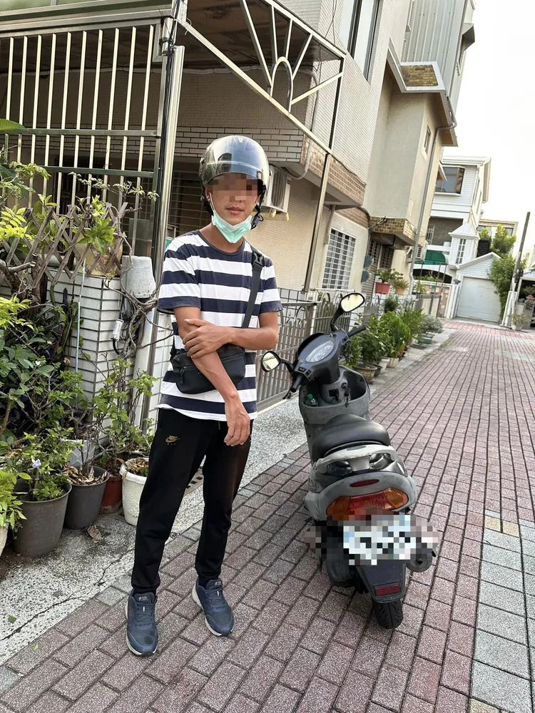 婦人上傳男子長相、機車等照片，呼籲大家小心。取自《爆怨2公社》