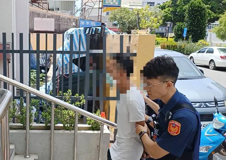 警方火速鎖定犯嫌，17日將人逮回派出所偵訊。讀者提供