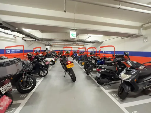 大型重機專用停車格遭一般機車占用 車主譏:看不懂中文蠻多的