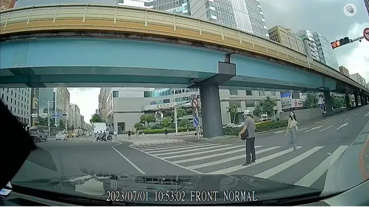 一名民眾1日開車行經台北市中山區南京東路三段、復興北路十字路口時，直擊一名怪男站在斑馬線上不走。翻攝《記者新聞網》的YouTube頻道