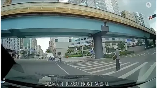 「站斑馬線不走」怪男1人阻斷車流！　車主苦等40秒：欠揍嗎