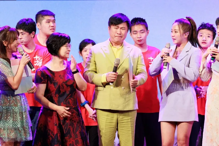 胡瓜（中）鮮少在台上淚腺失守。民視提供