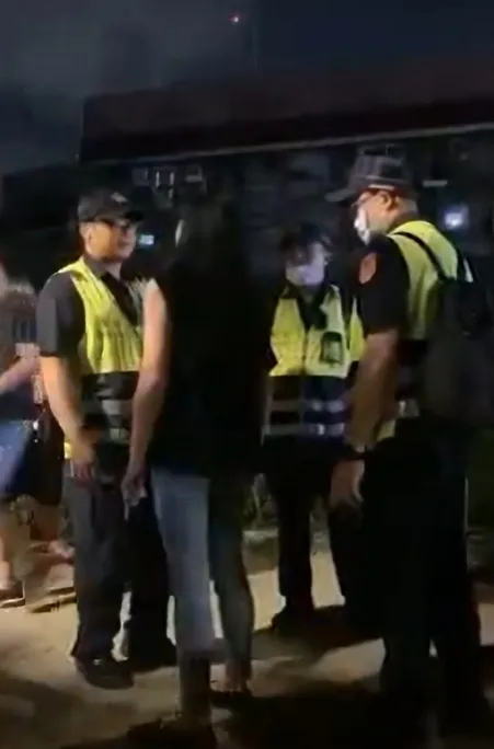 酒醉女不斷對警方咆哮。翻攝畫面