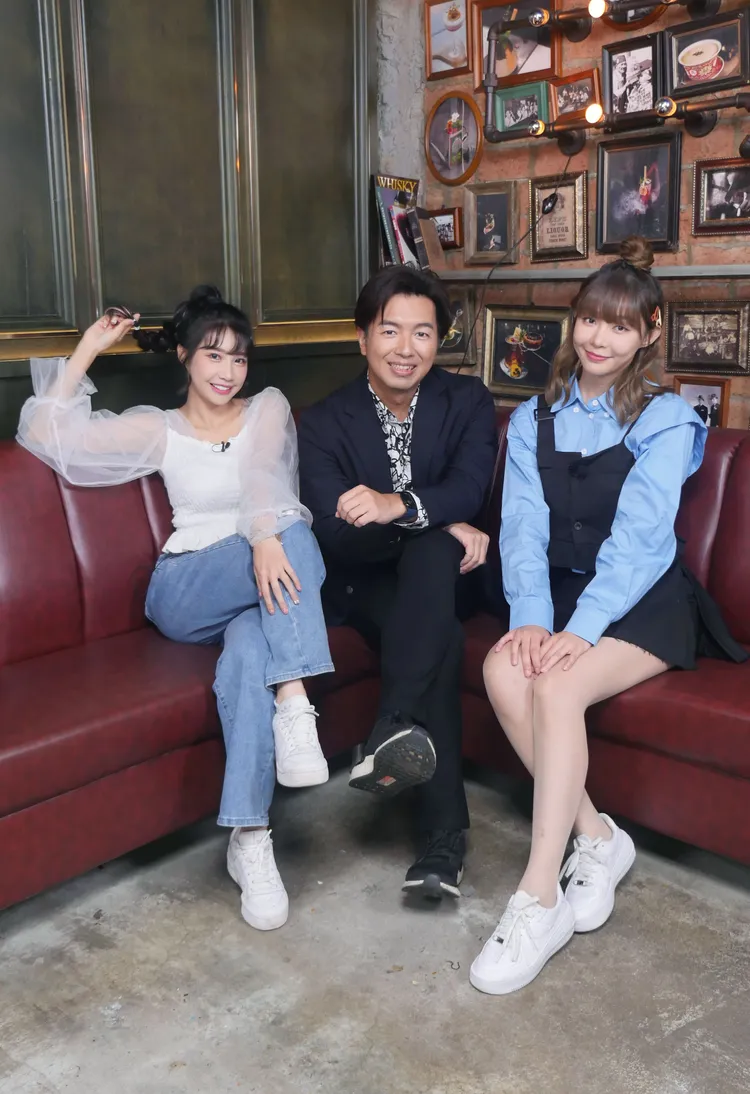 筠熹（左起）、和《TALK一杯》主持人鄭偉柏與助理主持人Yuri。MOMOTV提供