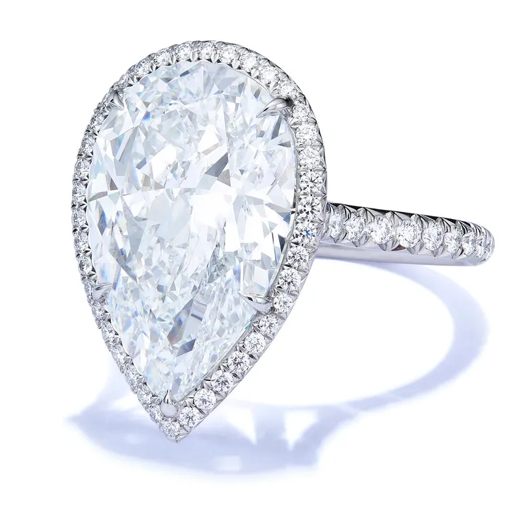 A-Lin所選戴的TIFFANY高級珠寶系列鉑金鑽戒，鑲嵌了總重逾10克拉的梨形切割鑽石。品牌提供