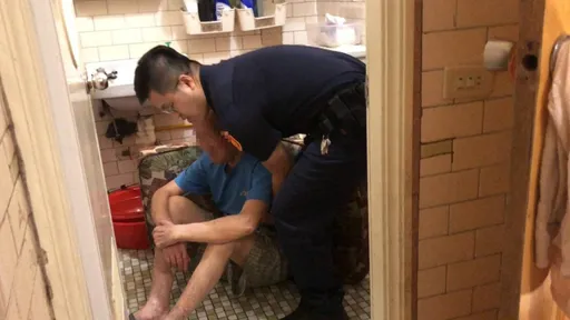 9旬翁浴室跌到起不了身 有警察当邻居真好!即时救援解危