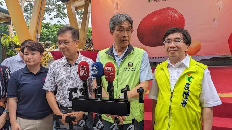 陳駿季（右2）直言，「我們沒有辦法接受柯文哲先生批評政府失能」。賴昀岫攝