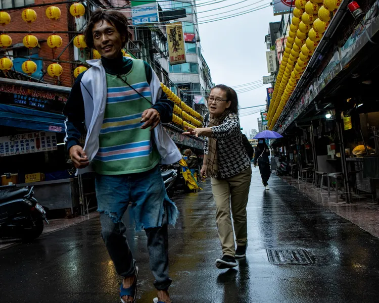 王淑娟（右）和莊岳對戲。北投映像黃華安攝