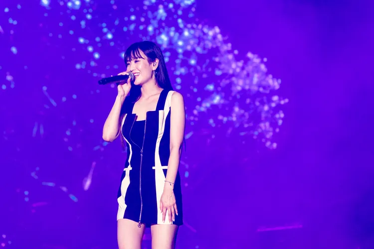 金曲台語歌王羅時豐合體孫盛希合唱經典台語歌《小姐請妳給我愛》。寬寬整合行銷提供