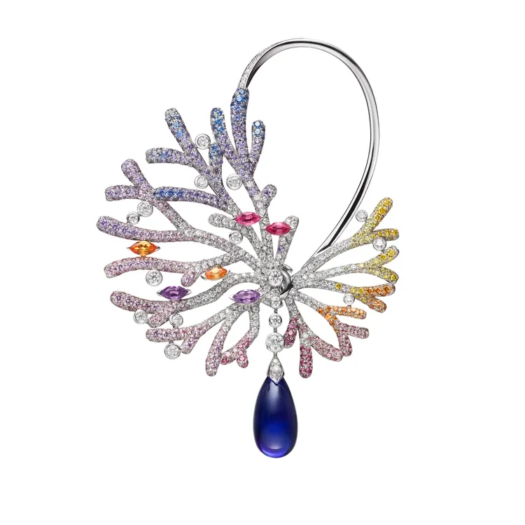 鑲嵌坦桑石的耳環，以環繞耳廓式的前後片設計，呈現出珊瑚的立體結構。品牌提供