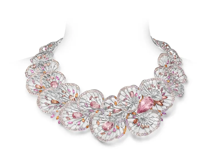 海洋浪花造型項鍊，大量引入的鏤空手法，讓大體量的項鍊也能有輕盈的效果。品牌提供