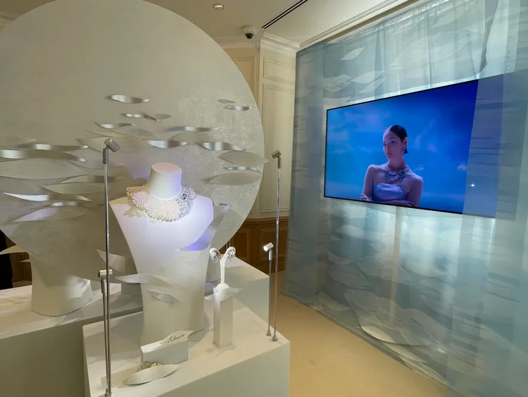 水光瀲灩的美景，一直延續到了展間的立體波紋裝置上。陳張眾攝