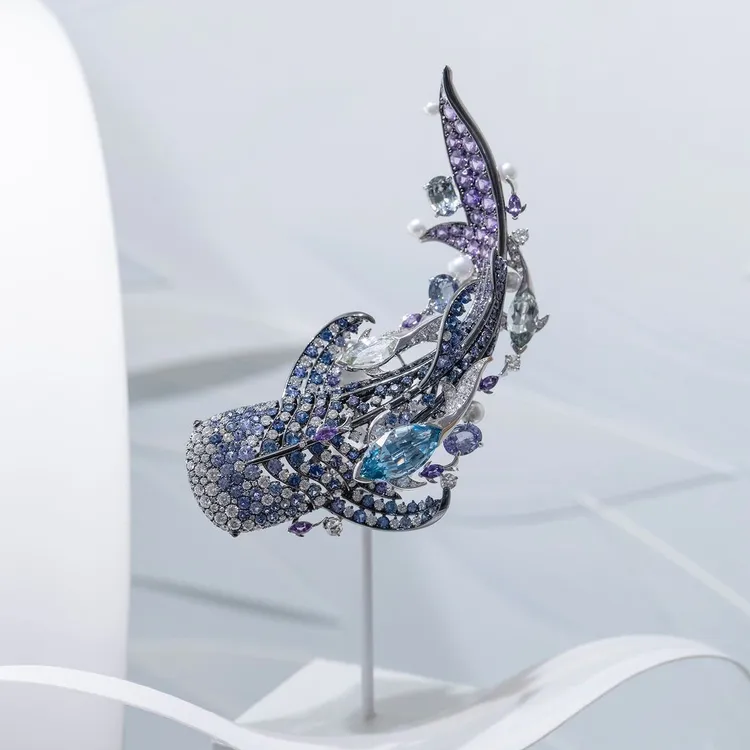 鯨鯊造型胸針伴隨身旁數隻寶石鑲嵌而成的小魚浮出水面，整體靈動可愛。翻攝official_mikimoto IG