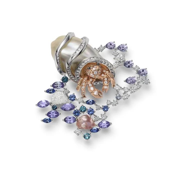 巴洛克珍珠的不規則形狀，讓其成為寄居蟹胸針完美的「移動豪宅」。品牌提供