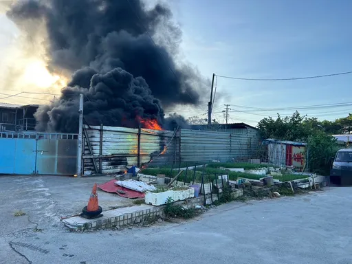 基隆回收廠突竄火舌!疑天兵小偷「一根菸蒂」釀災 警循監視器火速逮人