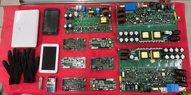 警方在陳男住處查扣電腦平板等贓物。翻攝照片