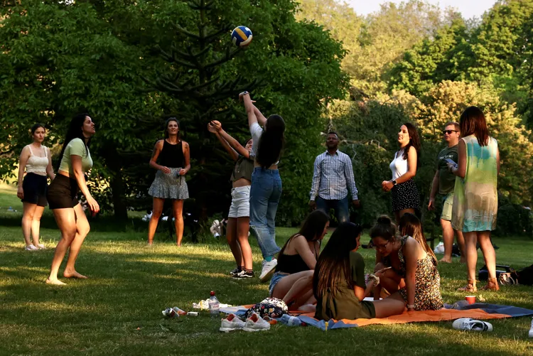 民眾到公園的陰涼處享受夏日時光。路透社