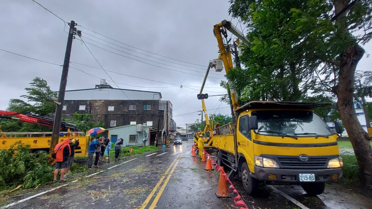 台電派員搶修復電。台電提供
