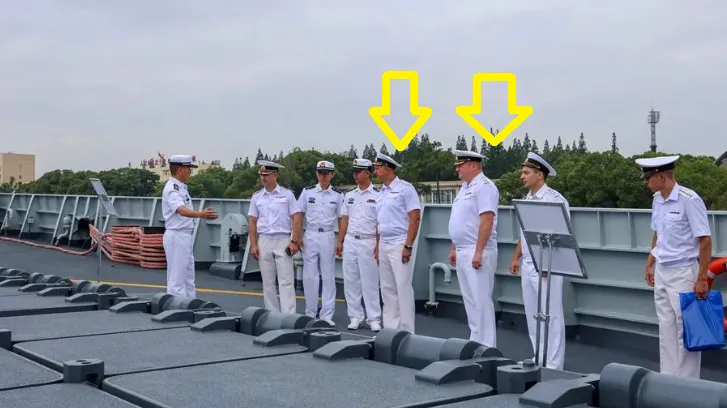 俄羅斯軍官（箭頭）被中國網友嫌棄肚子大，還被質疑是吃太好還是操練不夠？翻攝微博/解放軍人民海軍