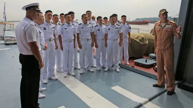 中國網友聲稱解放軍軍官訓練精實，沒有一個胖子。翻攝微博/解放軍人民海軍