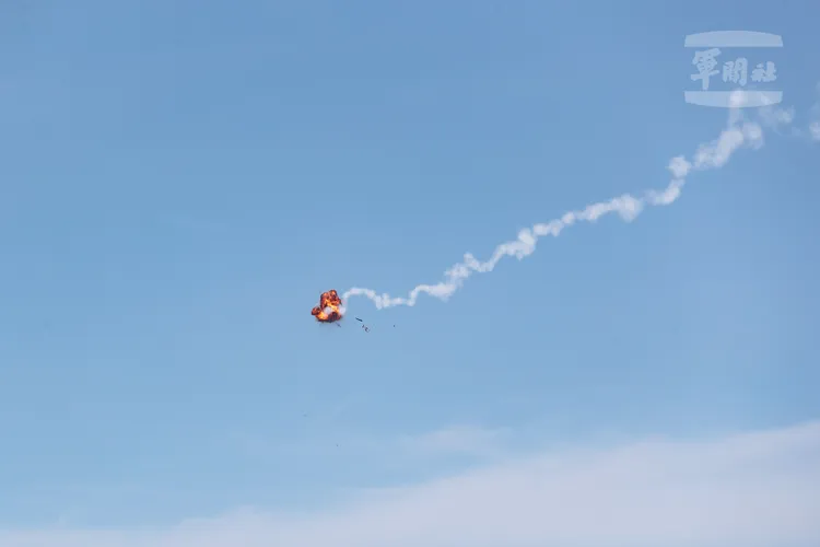 國軍精準打下模擬敵機的靶機跟靶彈。軍聞社提供